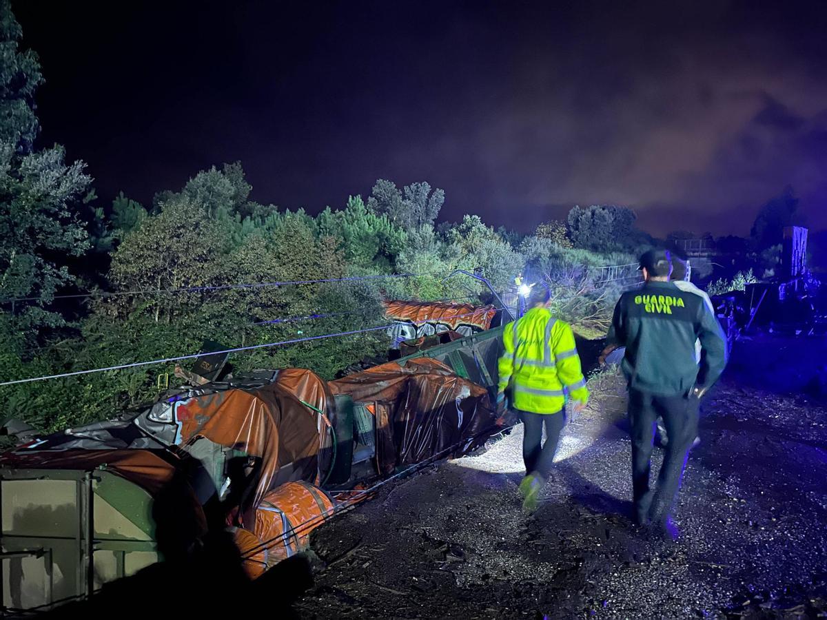 Descarrila un tren que transportaba bobinas de cobre en As Neves