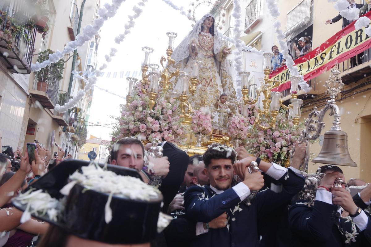 Fotos de la procesión del Rocío Coronada por el barrio de la Victoria Fotos de la procesión del Rocío Coronada por el barrio de la Victoria