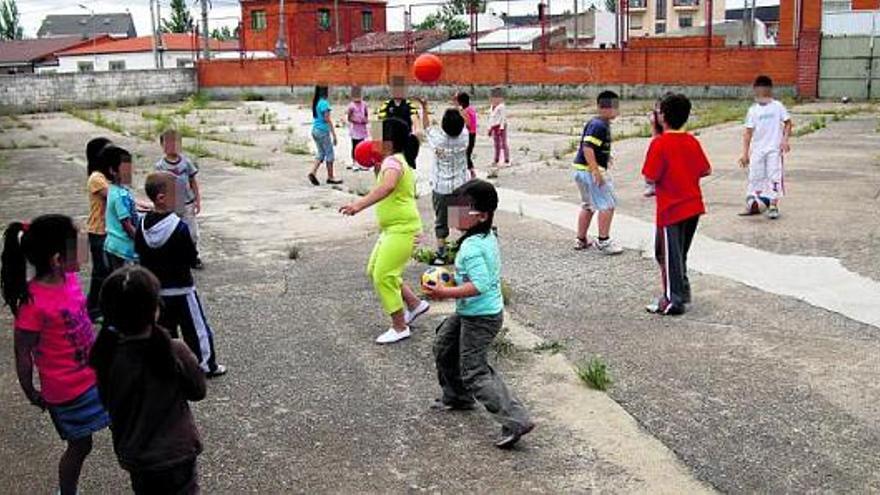 Los alumnos del colegio de La Villarina se divierten a la hora del recreo en el patio del centro educativo.