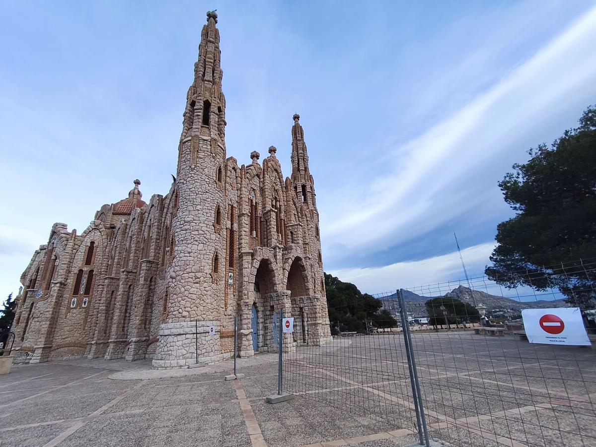 El Santuario de Santa María Magdalena de Novelda, clausurado por unas grietas desde hace más de dos meses