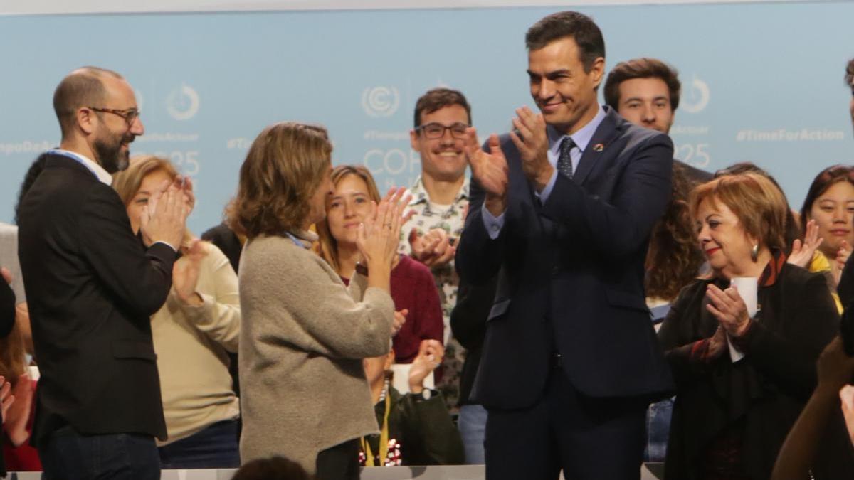 La ministra Teresa Ribera y Pedro Sánchez.