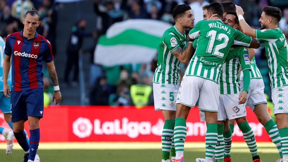 Son es lamenta d’un dels gols encaixats en plena celebració del Betis. efe/julio muñoz