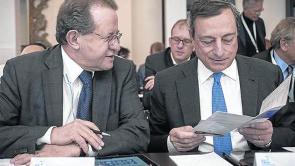 Mario Draghi (a la derecha) junto al vicepresidente del BCE, el portugués Vítor Constâncio, ayer en Sintra.