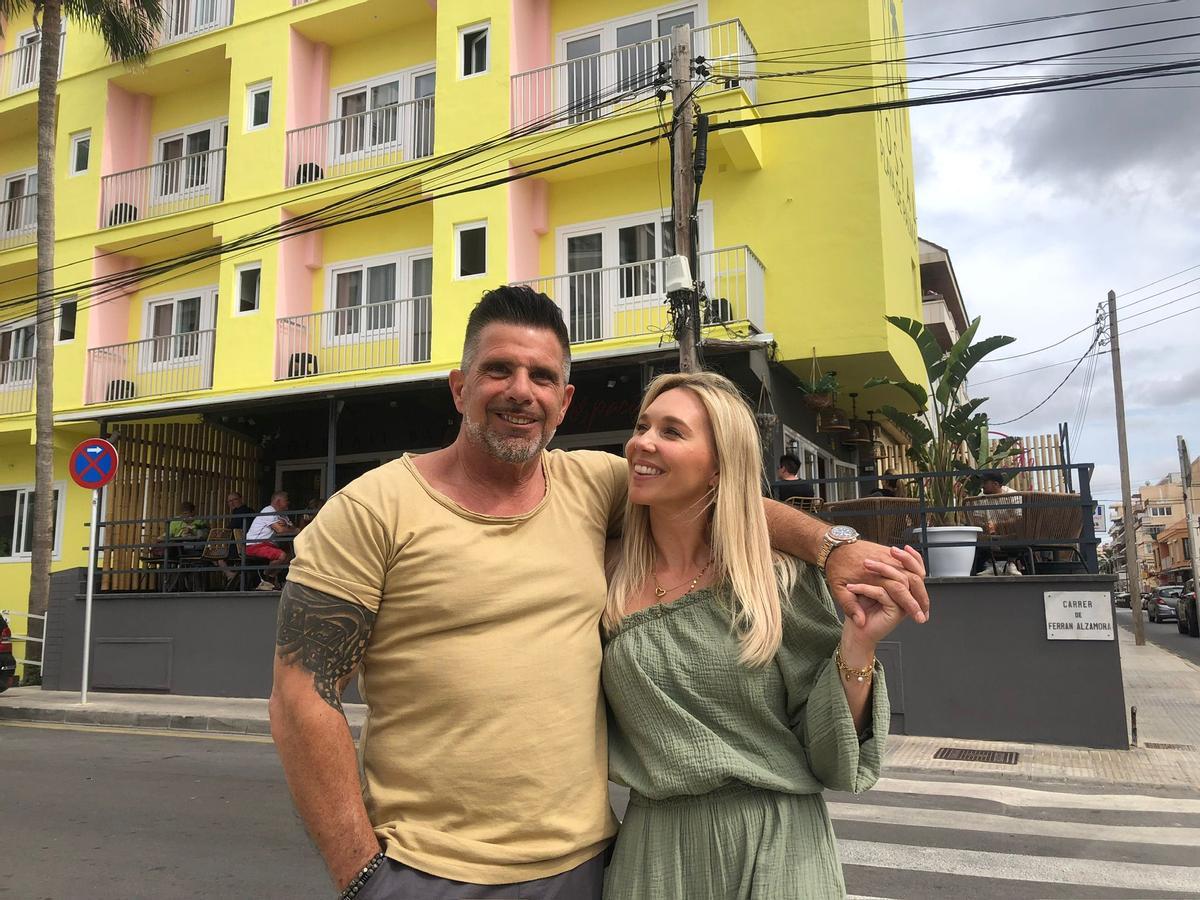 Tamara und Marco Gülpen vor ihrem Hostal an der Playa de Palma.