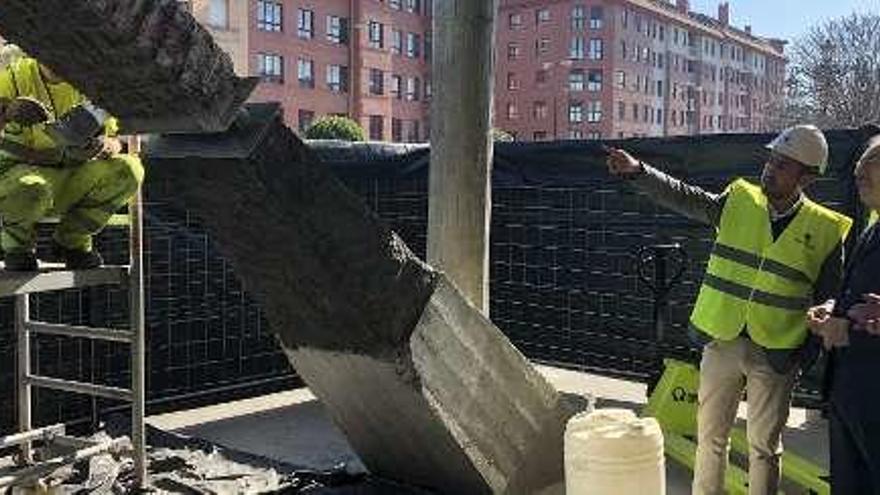 El Alcalde, con responsables de la constructora, durante la visita.