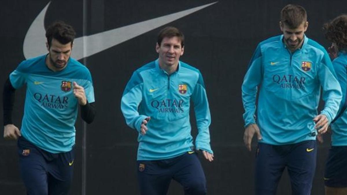 Messi se entrena en la ciudad deportiva junto a Cesc y Piqué.