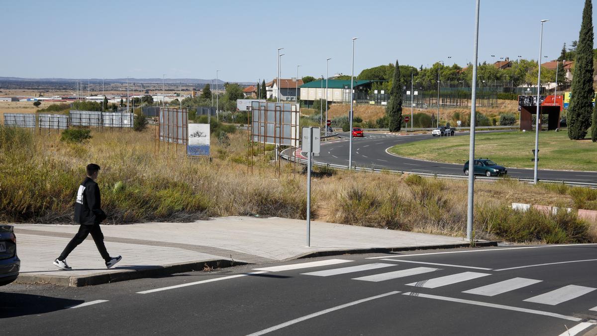 Un peatón por la acera donde se termina el tramo peatonal y acondicionado en la margen izquierda de la carretera de Salamanca en dirección a Capellanías.