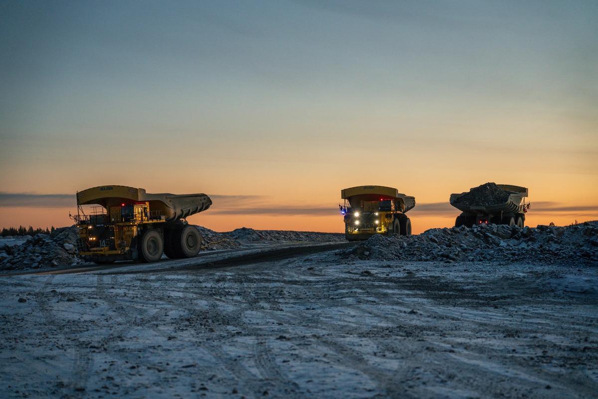 Camiones en una explotación de cobre en Portugal