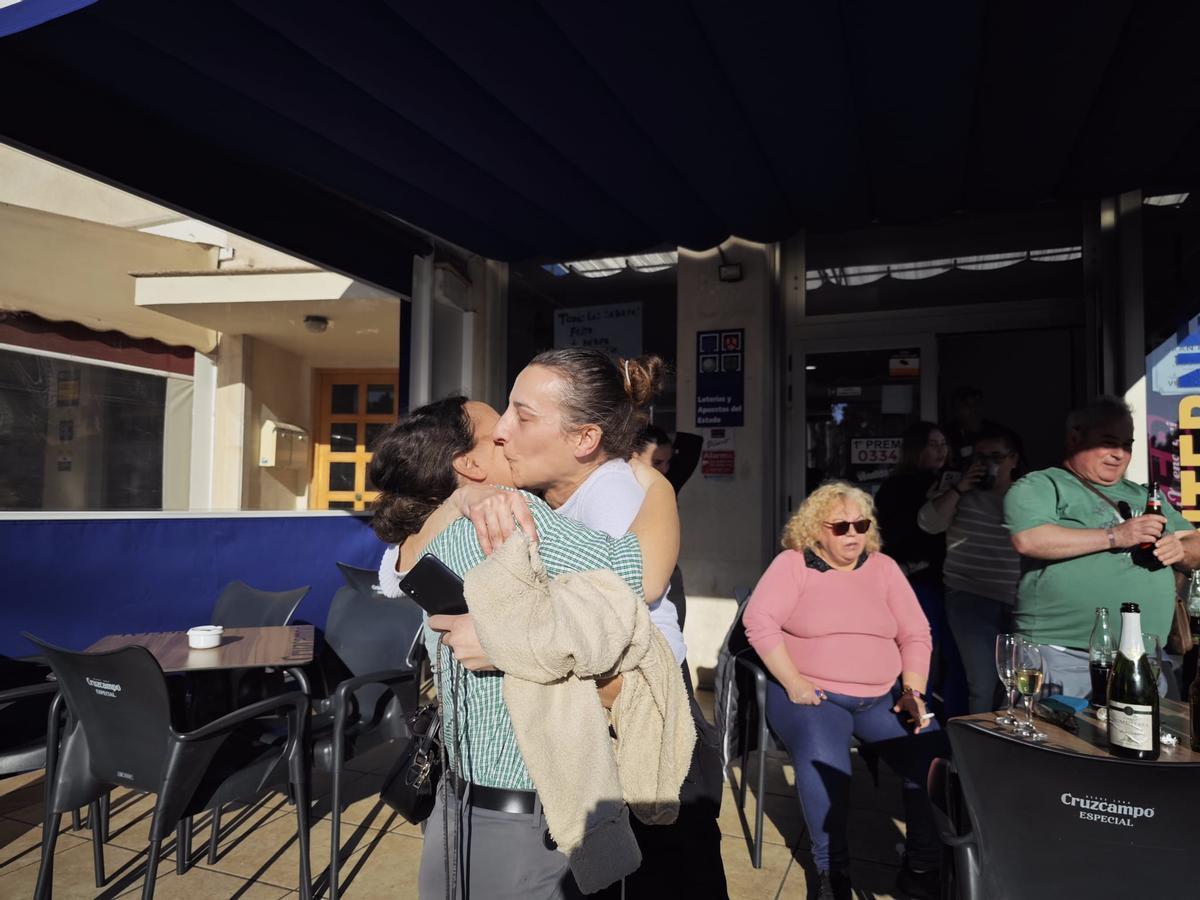 Así han celebrado en Can Picafort el Gordo de la Lotería de Naviad Así han celebrado en Can Picafort el Gordo de la Lotería de Naviad