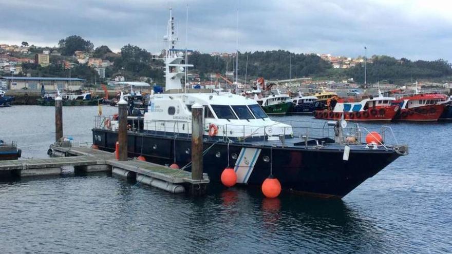 El barco del Servizo de Gardacostas de Galicia amarrado el domingo en el puerto de Bueu. // S.Álvarez