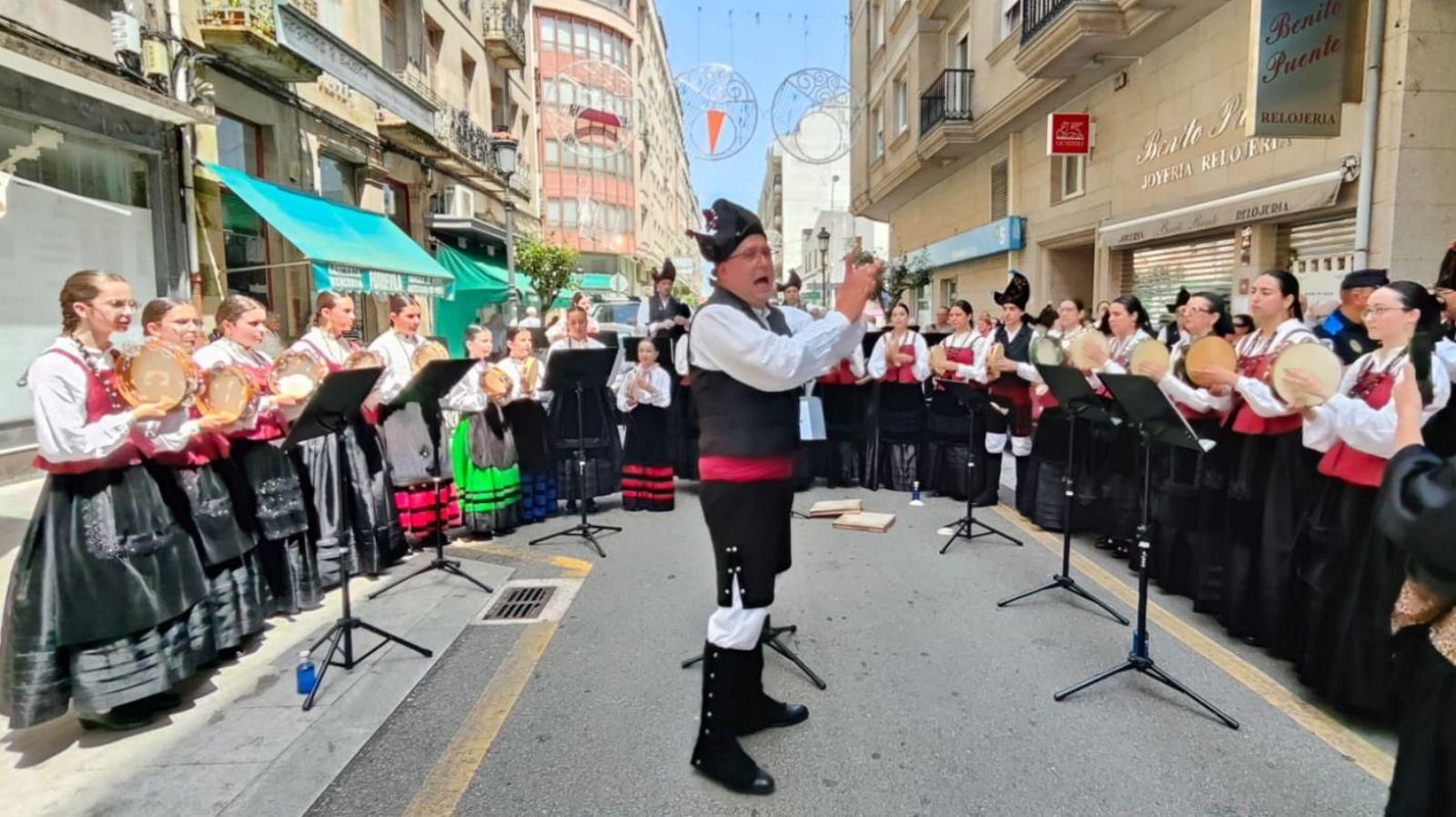 La Praza do Concello se llenó el sábado con Heredeiros da Crus. |