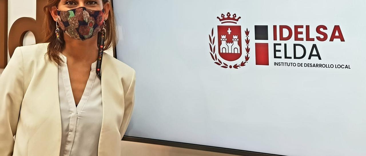 La concejala Silvia Ibáñez mostrando la nueva imagen corporativa de Idelsa.