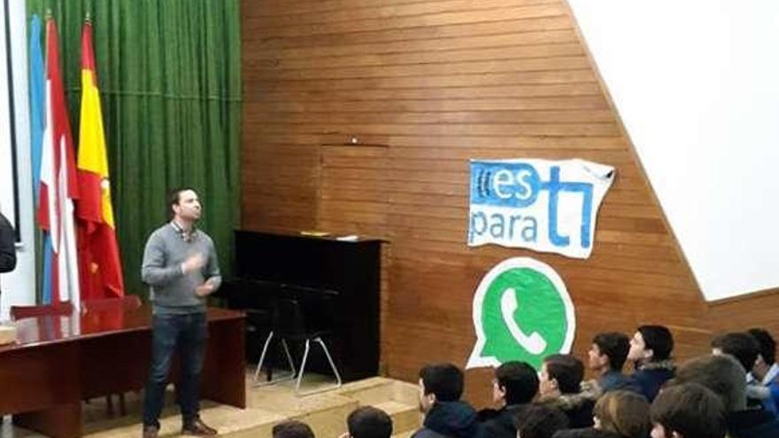 Diego Cabezudo, ayer, durante su intervención en el colegio de la Inmaculada de Gijón.