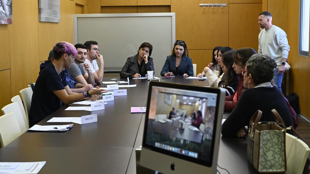 Reunión del grupo de escucha de altas capacidades con responsables del Vicerrectorado de Estudiantes