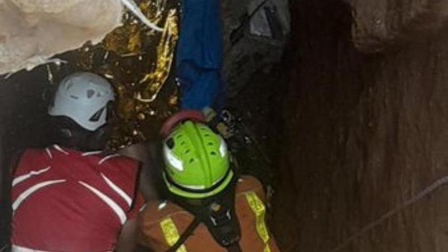 Los bomberos rescatan a dos personas que han caído a un pozo en Corbera