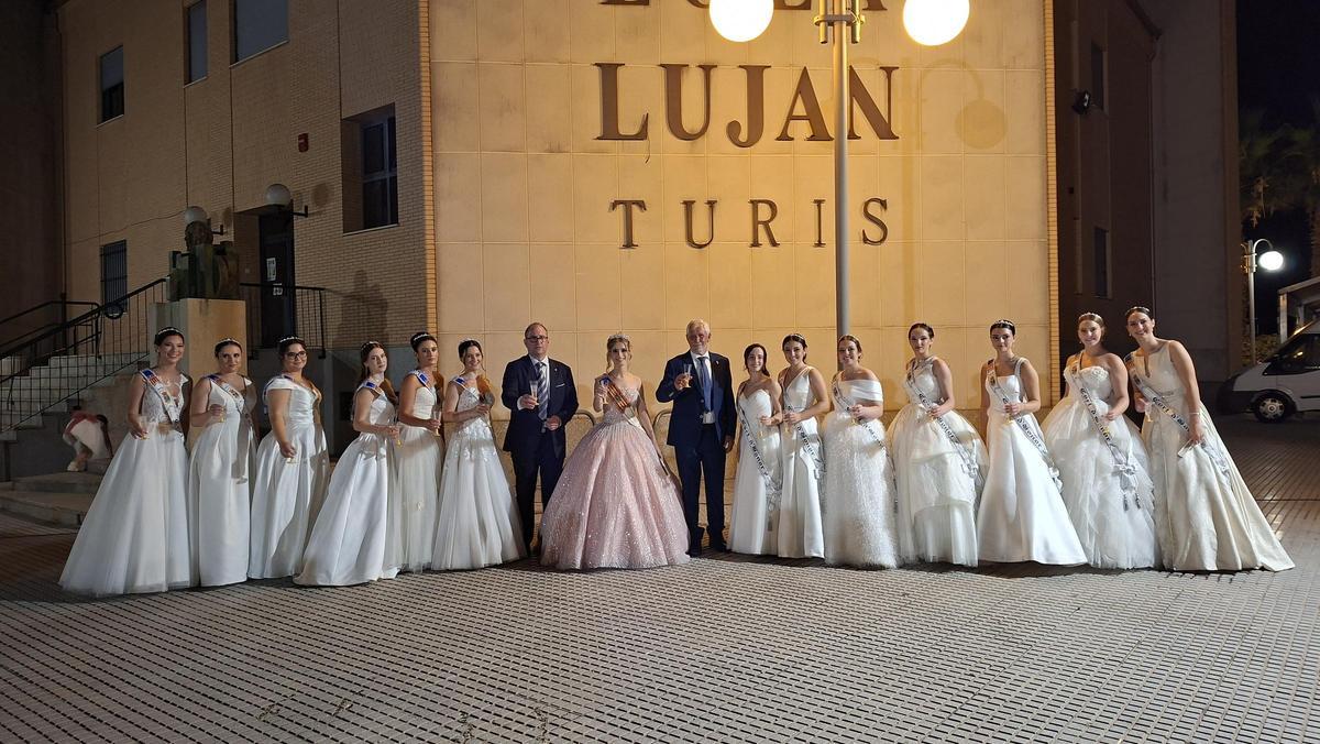 La nueva reina de las fiestas y su corte de honor junto a representantes municipales.