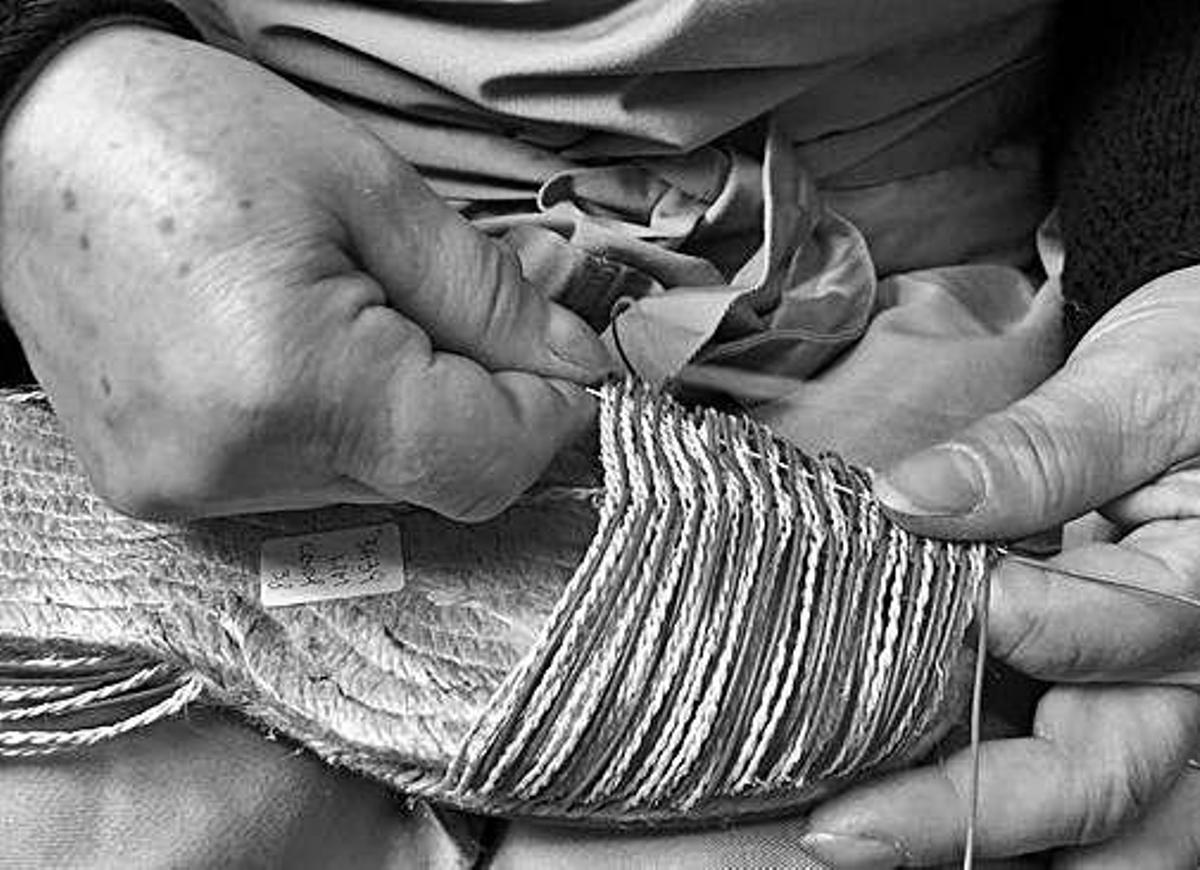 Ball Pagès elabora espardenyes artesanes.