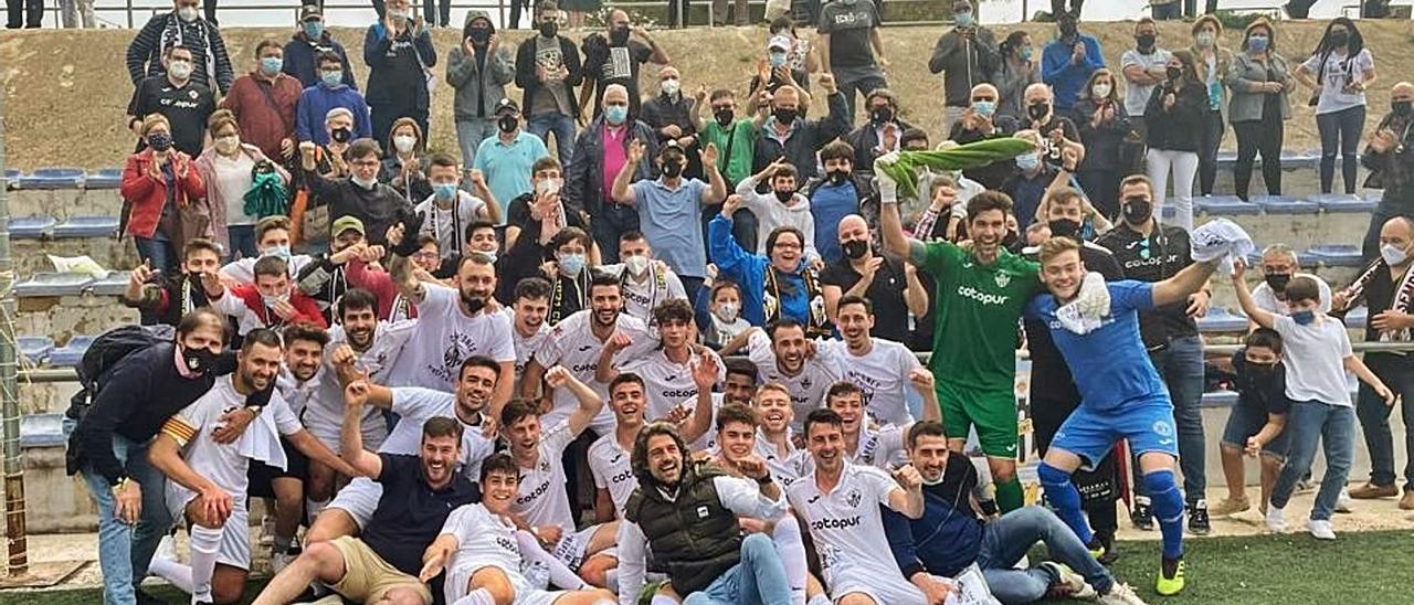 Jugadores y aficionados celebran el ascenso en el campo Serpis de Alcoi tras la goleada. | ONTINYENT 1931 CF