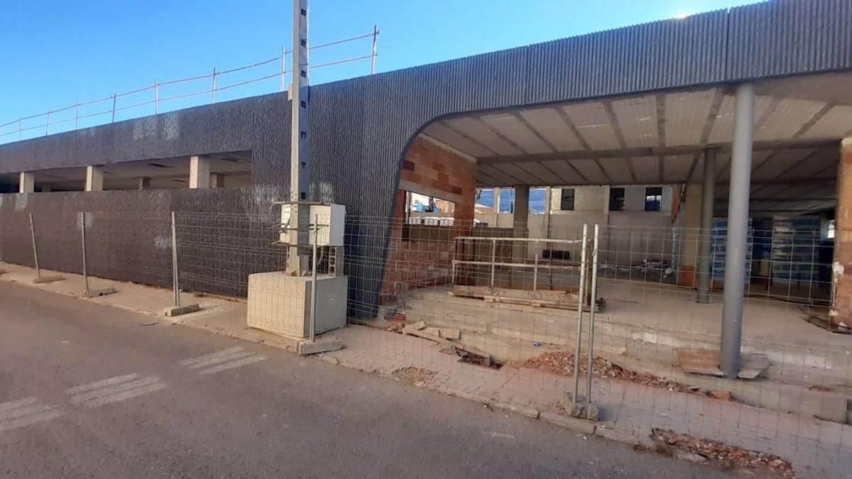 Finaliza el cerramiento exterior del nuevo polideportivo de Cantavieja.