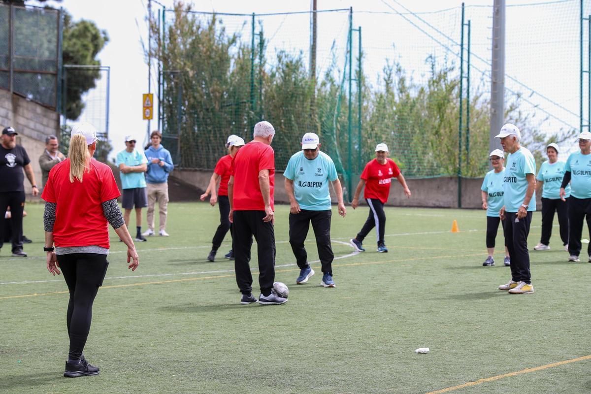 Un momento de la jornada de fútbol caminando,