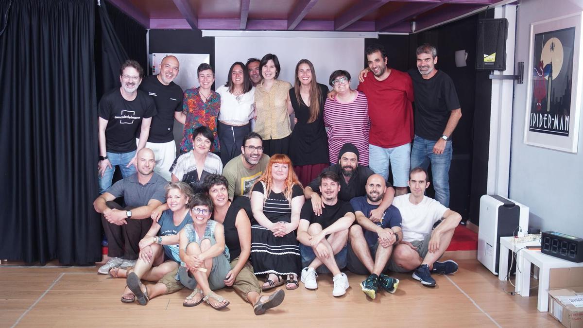 Profesores y alumnos en la Escola de Impro, impulsada por los cómicos Oswaldo Digón y Víctor Grande.