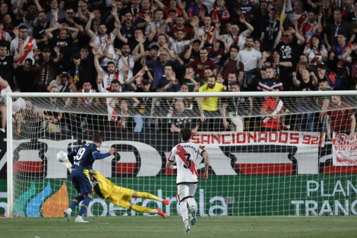 Kike García falla el penalti ante el meta Cárdenas.