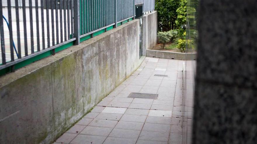 Valla del patio del Dolores Medio, en la calle Carlos Bousoño.