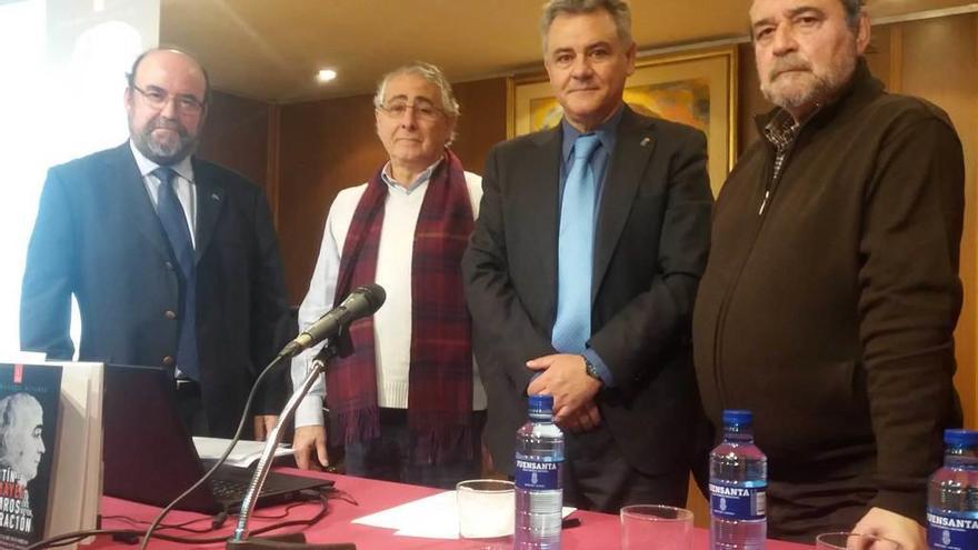 Por la izquierda, Antonio Pérez, José Manuel Álvarez, Valentín Martínez-Otero y Álvaro Ruiz de la Peña, antes de la presentación del libro en el Centro Asturiano de Madrid.