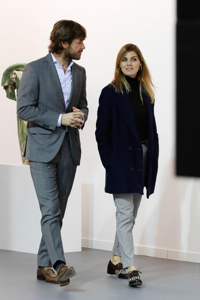 Rosauro Varo y Amaia Salamanca con pantalones de cuadros en la feria de arte Arco