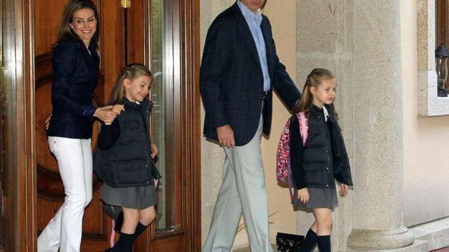 Los Príncipes salen de casa para llevar a Sofía y Leonor, a la derecha, al colegio el pasado 22 de mayo.