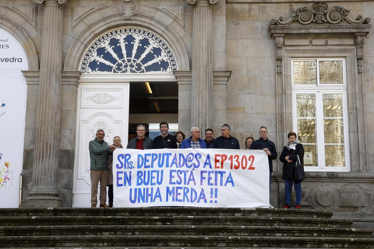 La protesta de los vecinos de A Roza en el Pazo Provincial antes del último pleno de la Diputación.