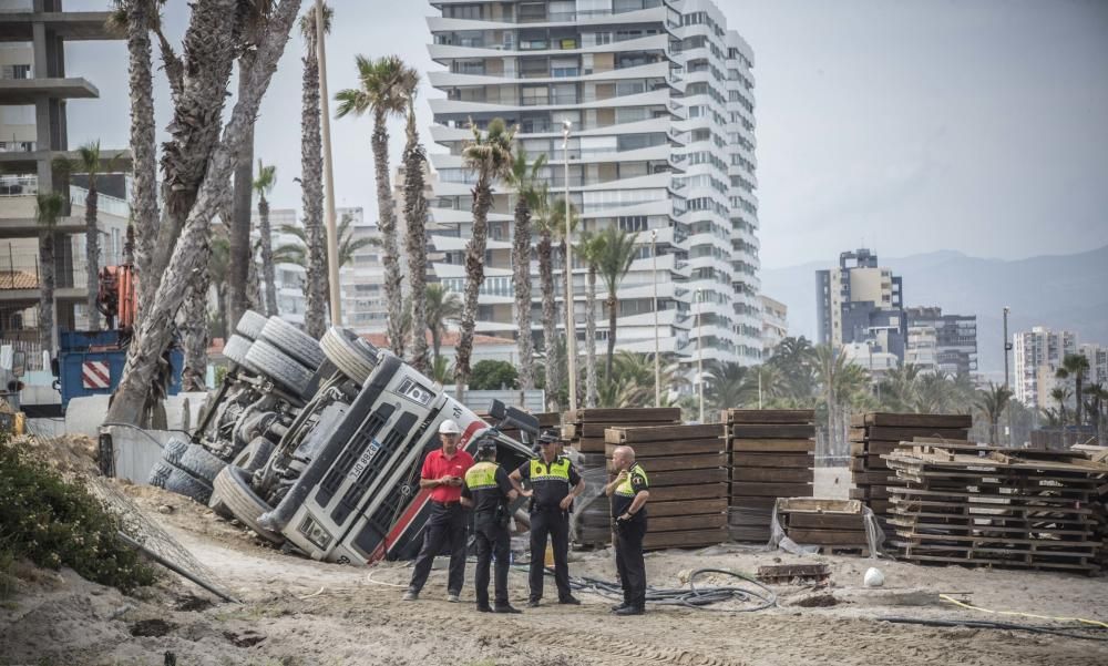 Los Bomberos y la Policía Local han intervenido para sellar una fuga de combustible del vehículo accidentado