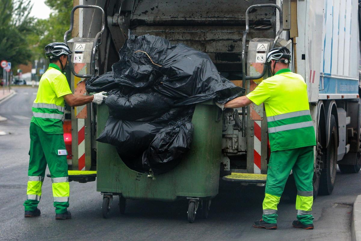 Archivo - Dos trabajadores del servicio de recogida de basuras