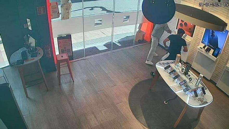Así fue el robo a tironazos en una tienda de móviles de Marqués de Campo de Dénia (vídeo)