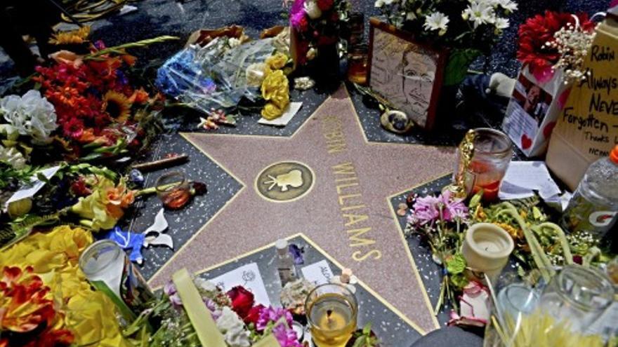 Flores y velas en memoria de Robin Williams