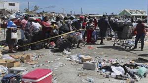 Personas damnificadas en Bahamas por el huracán Dorian.