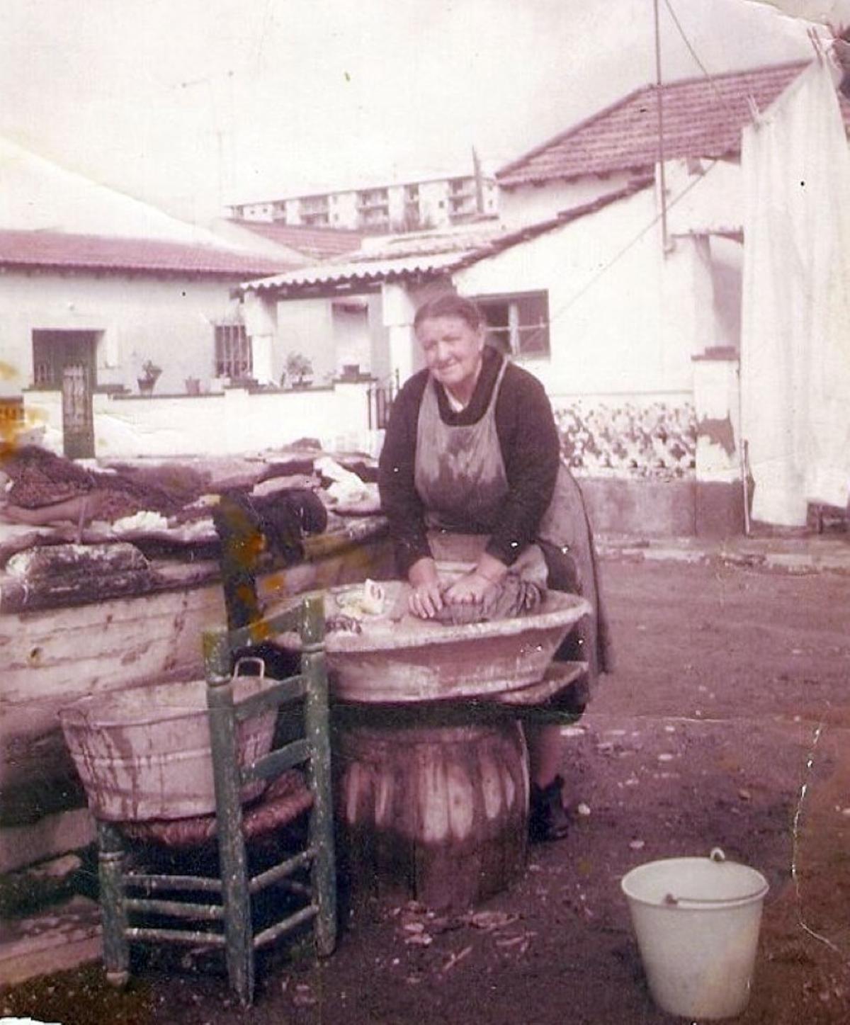Dolores Albarracín, ‘la Machucá’, lava en un lebrillo en la puerta de su casa, en 1970.