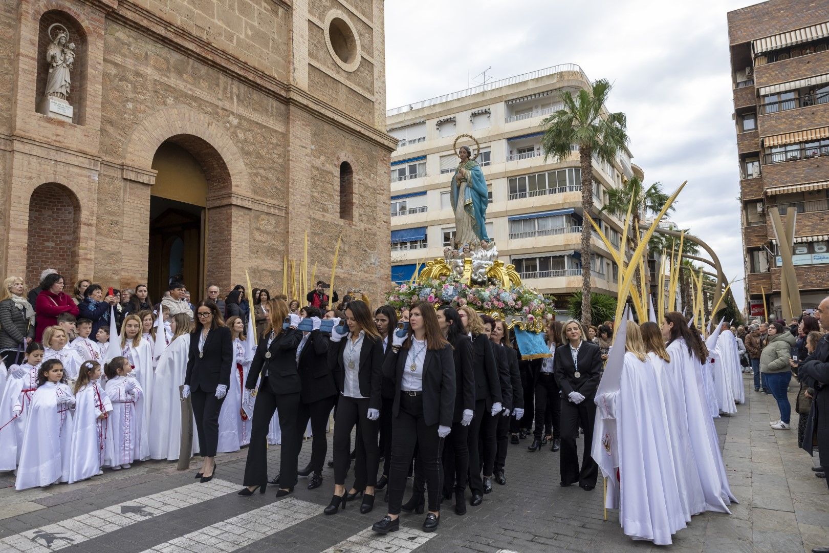 Emotivo Encuentro del Domingo de Resurrección en Torrevieja