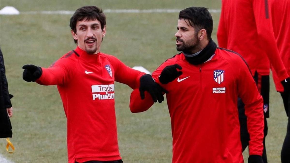Diego Costa, junto a Savic, en un entrenamiento de la pasada semana con el Atlético