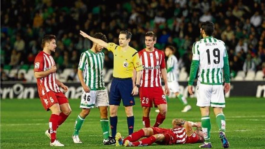 Richy Álvarez es queixa sobre la gespa del Benito Villamarín d&#039;una garrotada a la cara en un moment del partit de dissabte a Sevilla.