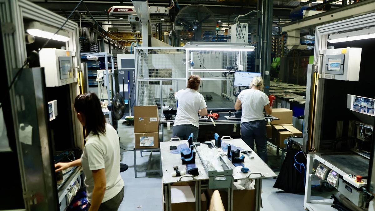 Trabajadores en una empresa del metal