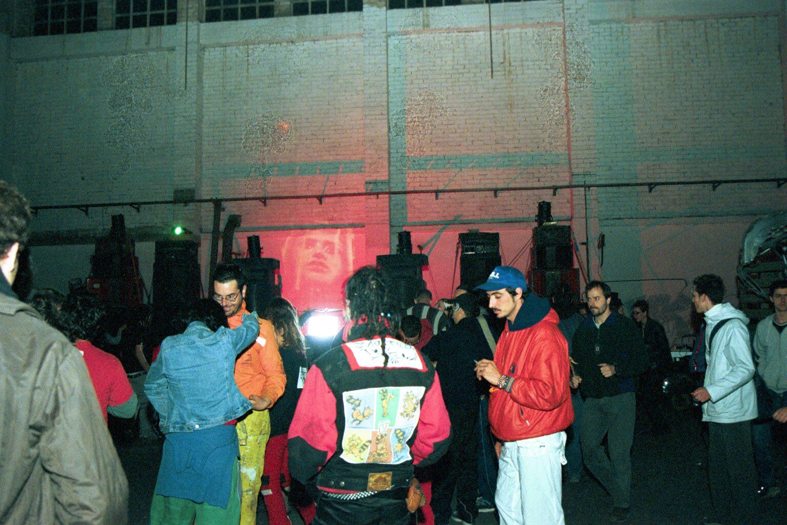 Imagen de una 'rave' ilegal en Barcelona a principios de los 2000s.