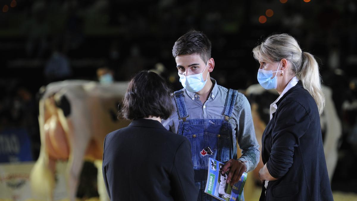 Avelino Souto conversa en la pista con miembros de organización y jurado. // Bernabé/Javier Lalín