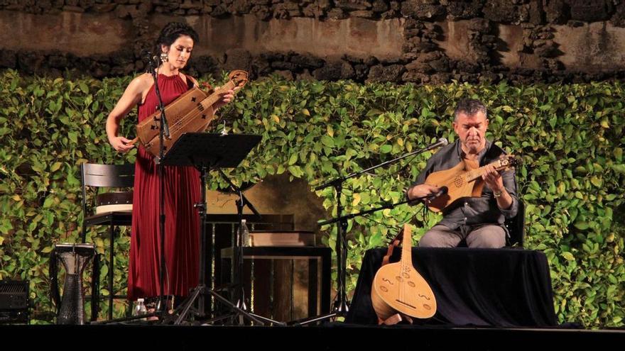 Axabeba convierte la curiosidad en arte en las Noches del Alcázar