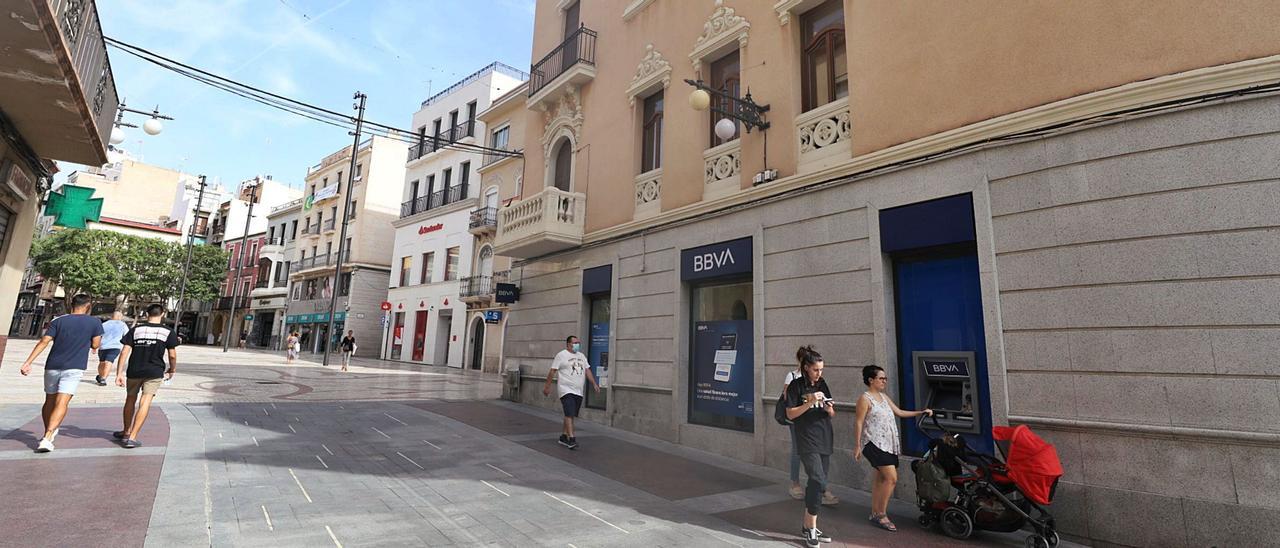 La oficina de BBVA en la Plaça de Baix de Elche, una de las que el banco ha anunciado que cerrará.  | Antonio Amorós