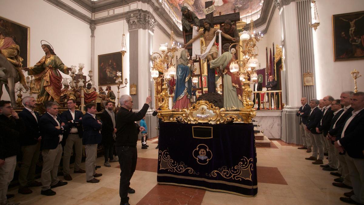 Momento de la bendición del anda restaurada.