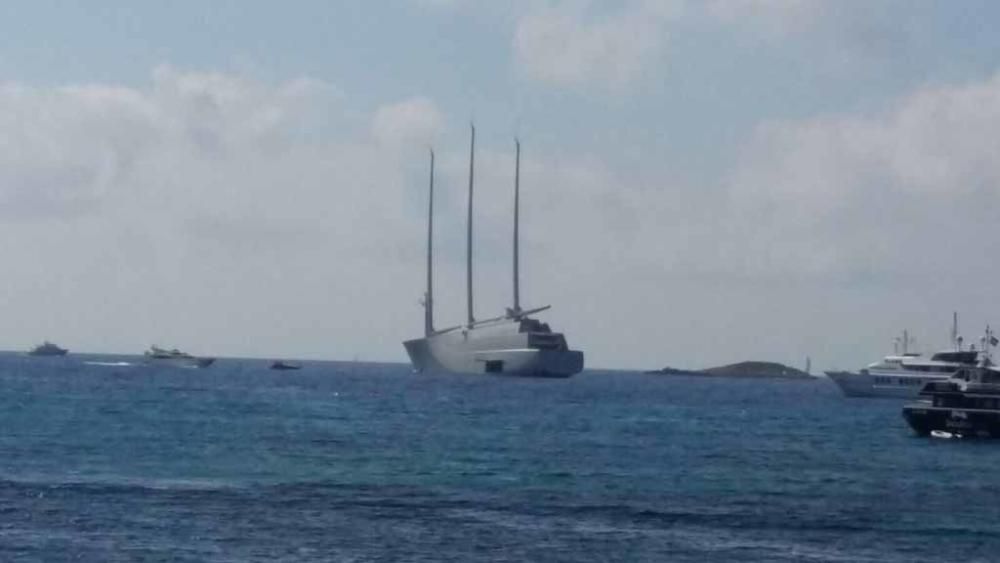 El yate, fondeado en ses Figueretes