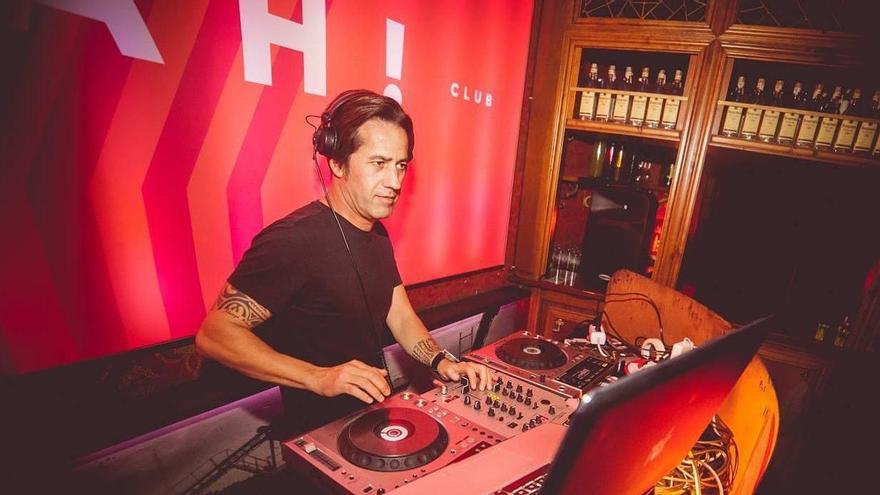 Dj. Viktor Ollé durant una sessió al Yeah! de Girona