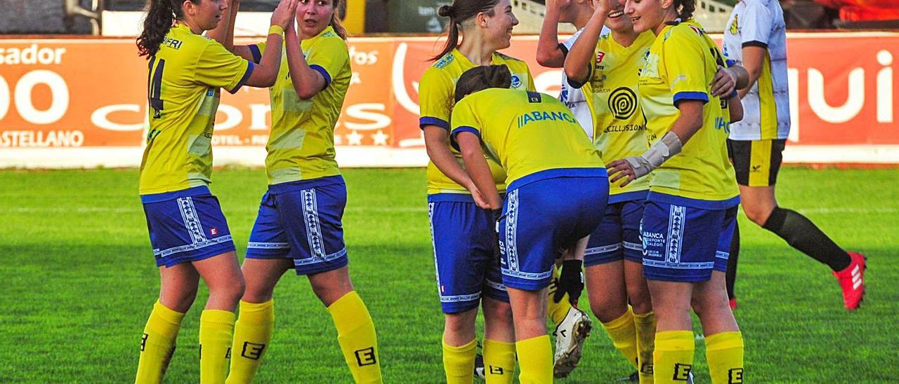 Las vilagarcianas inauguraron su casillero de puntos con el empate reciente ante el Mos. |  // I. ABELLA