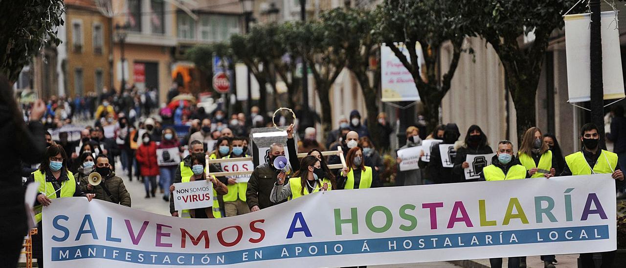 La pancarta que abría la manifestación de la hostelería que hizo un recorrido por las calles de Lalín.  | // BERNABÉ/ JAVIER LALÍN